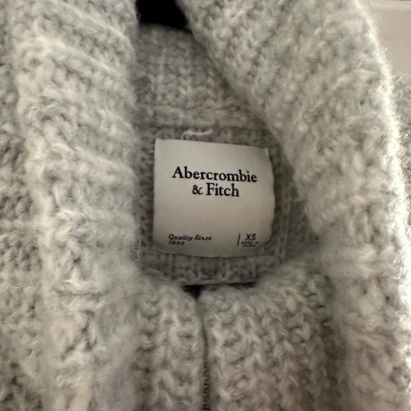 Abercrombie sweater - Picture 2 of 4